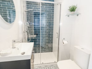 Cottage | Bathroom | Shower