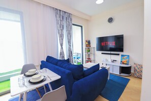 Escritorio, espacio para trabajar con laptop y cortinas blackout 