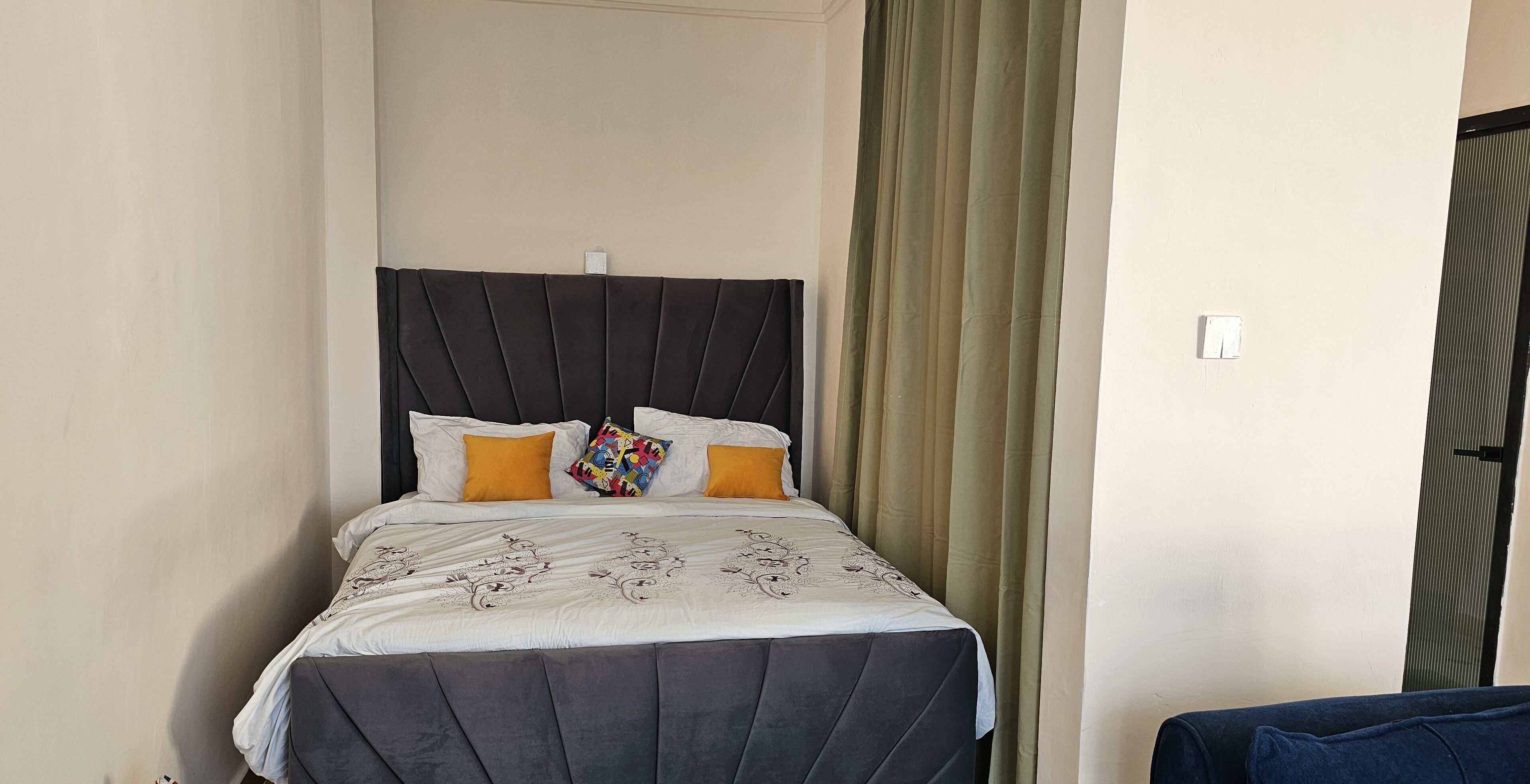 Deluxe Duplex, Park View | Desk, laptop workspace, blackout curtains, free WiFi