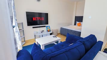 Deluxe Duplex, Park View | Desk, laptop workspace, blackout drapes, free WiFi