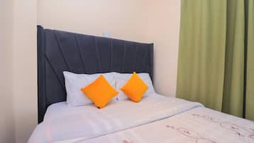 Deluxe maisonnette, uitzicht op park | Een bureau, een laptopwerkplek, verduisterende gordijnen, gratis wifi