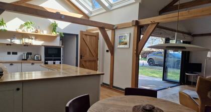 The Stable | Oak-Frame Kent hideaway · Hot Tub