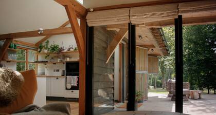 The Stable | Oak-Frame Kent hideaway · Hot Tub