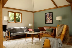 TV, fireplace, stereo - The Stable | Oak-Frame Kent hideaway · Hot Tub (Cranbrook)