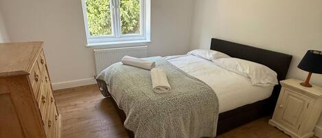 3 bedrooms, iron/ironing board, free wired internet, bed sheets