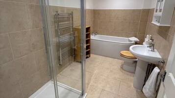 Kombinasi shower/bathtub, bathtub besar, pengering rambut, dan handuk