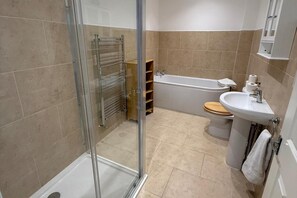 Separat badekar og dusj, dype avslapningsbadekar, hårføner og håndklær