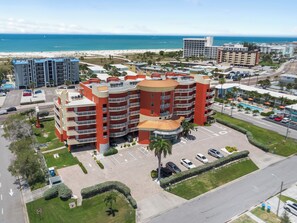 Un hôtel à plusieurs étages doté d’une cour intérieure, d’un parking et offrant une vue sur la plage.