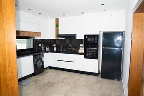 Een koelkast, een microgolfoven, een oven, een kookplaat