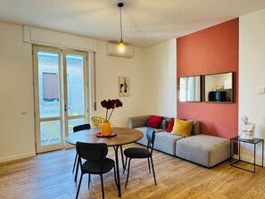 Lägenhet Design - 2 sovrum - balkong - utsikt mot innergården | Vardagsrum | Platt-tv