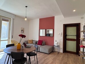 Appartement, balkon, uitzicht op de binnenplaats | Woonruimte | Flatscreentelevisie