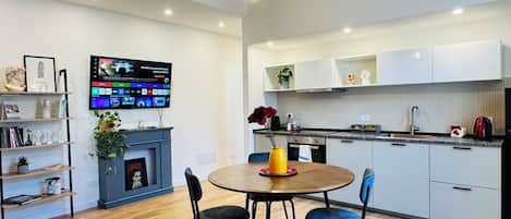 Appartement Design, 2 chambres, balcon, vue sur la cour intérieure | Aire de séjour | Téléviseur à écran plat