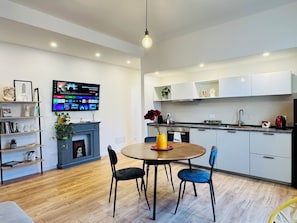 Design-huoneisto, 2 makuuhuonetta, parveke, näköala pihalle | Oleskelualue | Taulutelevisio