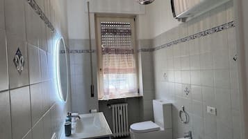 Appartement, balcon, vue cour intérieure | Salle de bain | Douche