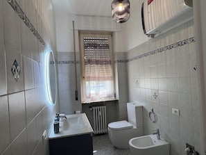 Apartamento, sacada, vista para o pátio | Banheiro | Chuveiro