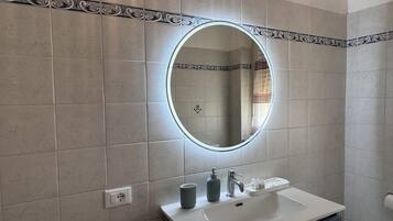 Apartamento, sacada, vista para o pátio | Banheiro | Chuveiro