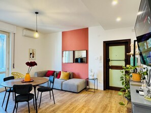 Leilighet – design, 2 soverom, balkong, bakgårdsutsikt | Oppholdsområde | Flatskjerm-TV