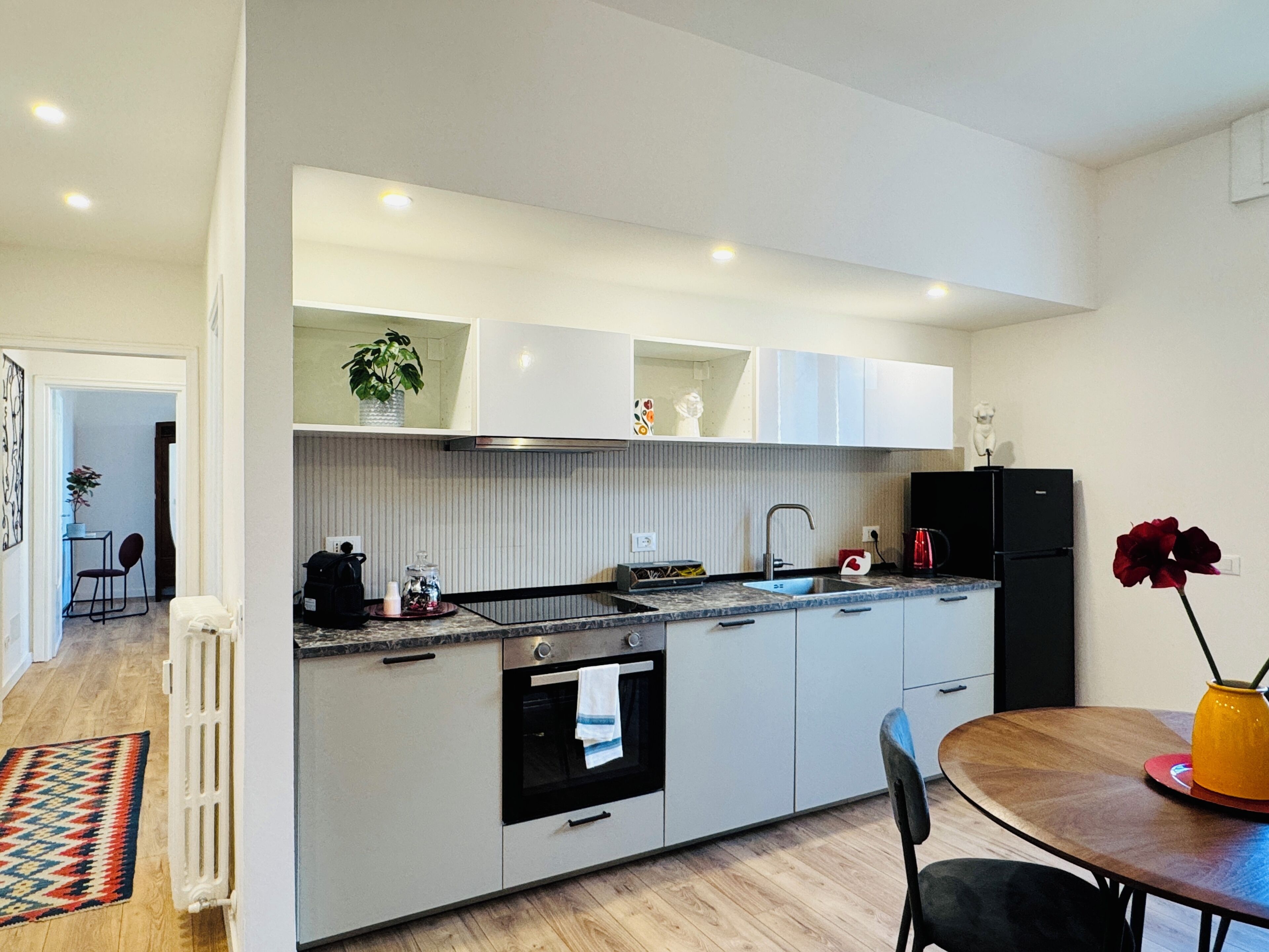 شقة بتصميم مميز - غرفتا نوم - بشرفة - منظر للفناء | مطبخ خاص | ثلاجة، فرن، موقد طهي مسطح، غسالة أطباق