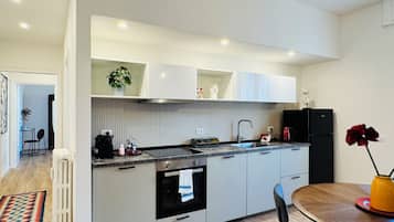 Apartamento design, 2 quartos, sacada, vista para o pátio | Cozinha privada | Geladeira, fogão, cooktop, lava-louças