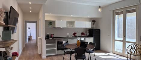Apartment, Balkon, Blick auf den Innenhof | Wohnbereich
