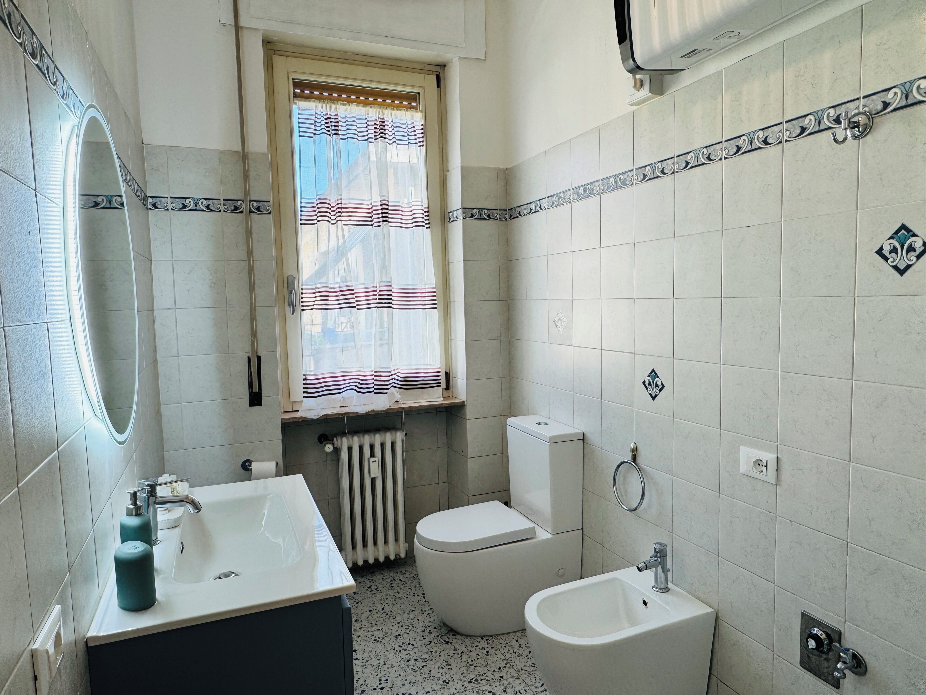 Apartamento design, 2 quartos, sacada, vista para o pátio | Banheiro | Chuveiro 