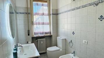 Apartamento design, 2 quartos, sacada, vista para o pátio | Banheiro | Chuveiro