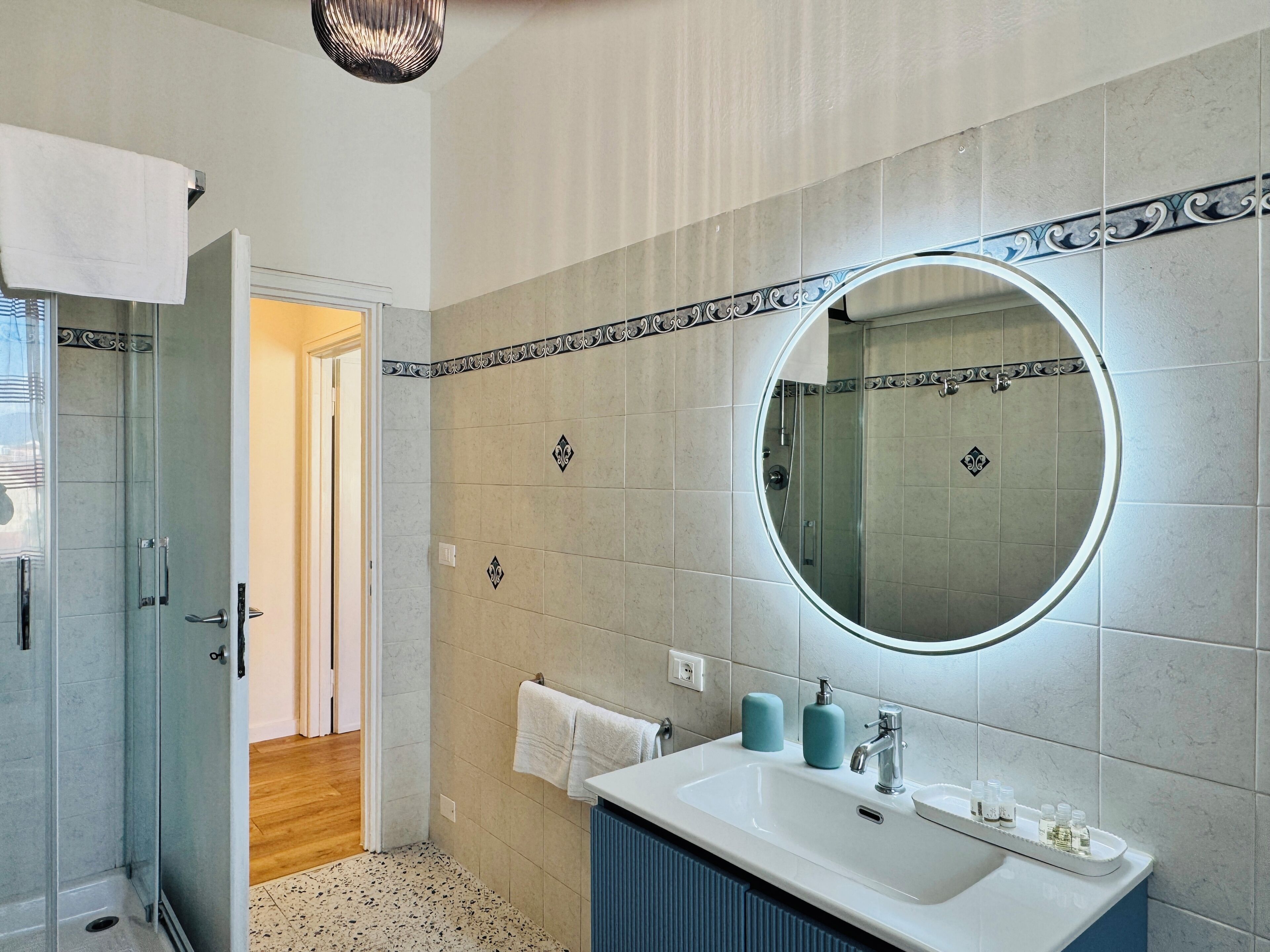 Design Apartment, 2 Bedrooms, Balcony, Courtyard View | Bathroom | Shower