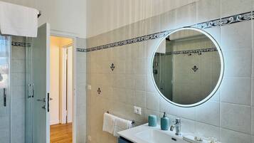 Design Apartment, 2 Bedrooms, Balcony, Courtyard View | Bathroom | Shower