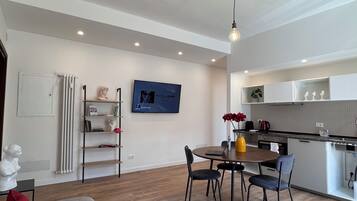 Apartamento, sacada, vista para o pátio | Área de estar | TV de tela plana