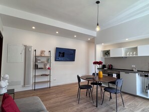 Appartement, balcon, vue cour intérieure | Coin séjour | Télévision à écran plat