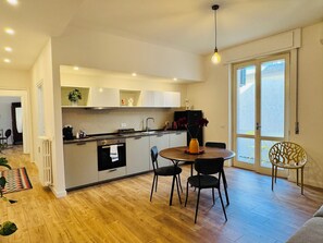 Leilighet – design, 2 soverom, balkong, bakgårdsutsikt | Eget kjøkken | Kjøleskap, ovn, kokeplater og oppvaskmaskin