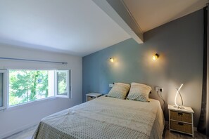 3 عدّة غرف نوم ومكواة/لوح كي وواي فاي وملاءات أسرّة