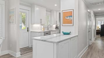 Een koelkast, een magnetron, een oven, een kookplaat