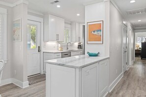 雪櫃、微波爐、焗爐、爐具