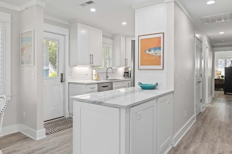 Fridge, microwave, oven, stovetop. Palms of Hart- 2 Blocks from Beach, Dog Friendly