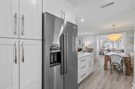 Interior. Palms of Hart- 2 Blocks from Beach, Dog Friendly