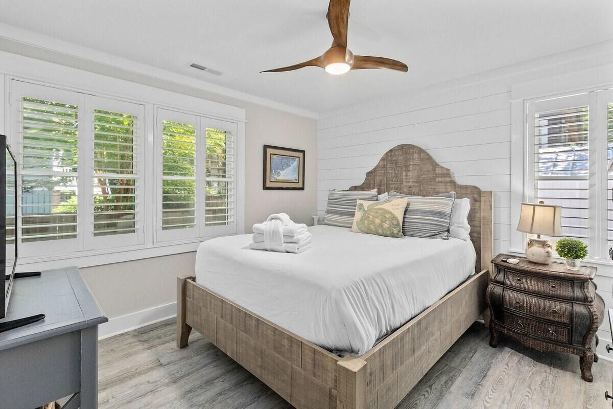 4 bedrooms, iron/ironing board, Internet, bed sheets