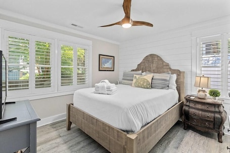 4 bedrooms, iron/ironing board, internet, bed sheets. Palms of Hart- 2 Blocks from Beach, Dog Friendly