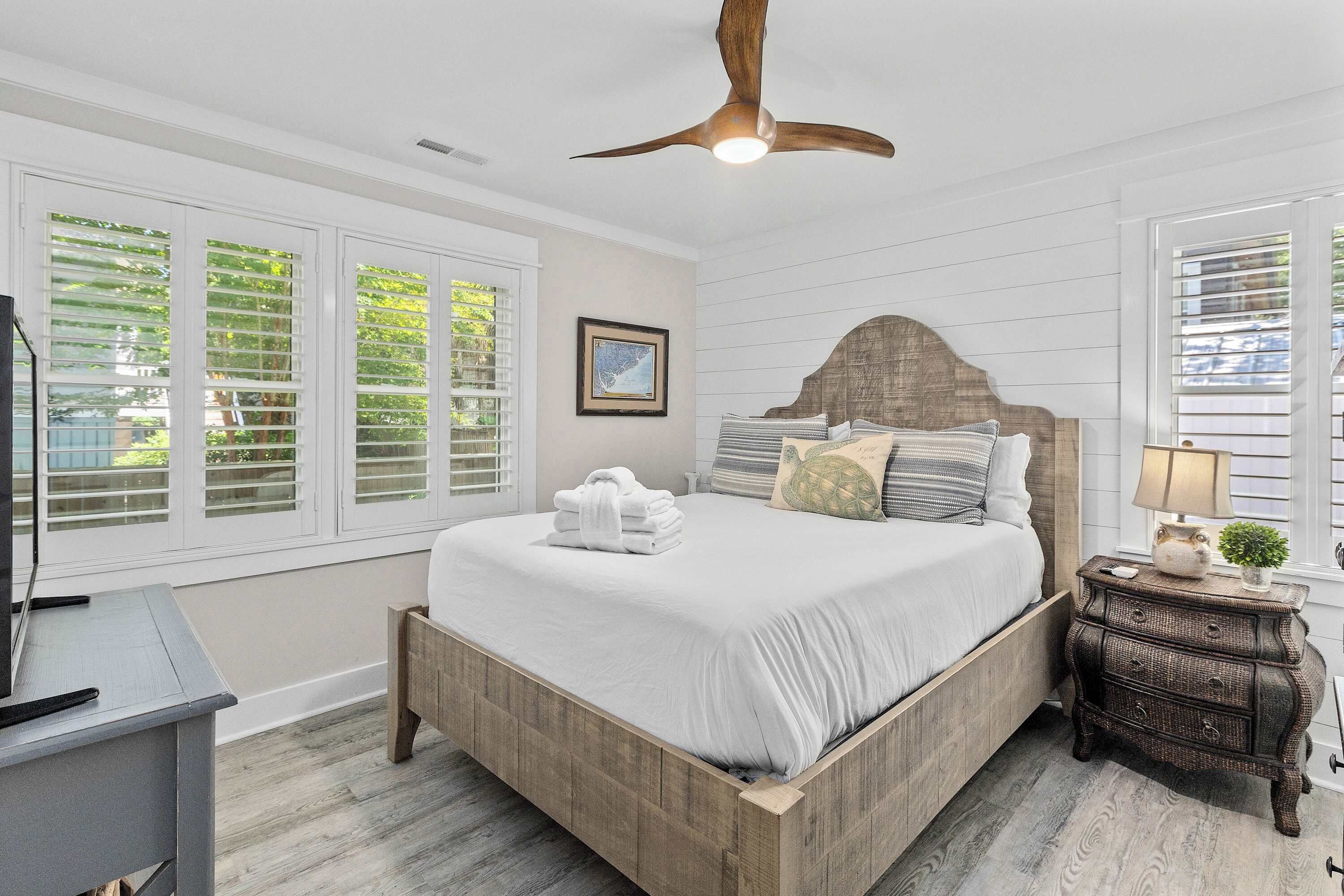 4 soverom, skrivebord, strykejern/-brett og reiseseng for barn