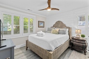 4 soverom, skrivebord, strykejern/-brett og reiseseng for barn