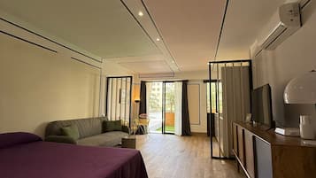 Tabla de planchar con plancha, wifi y ropa de cama