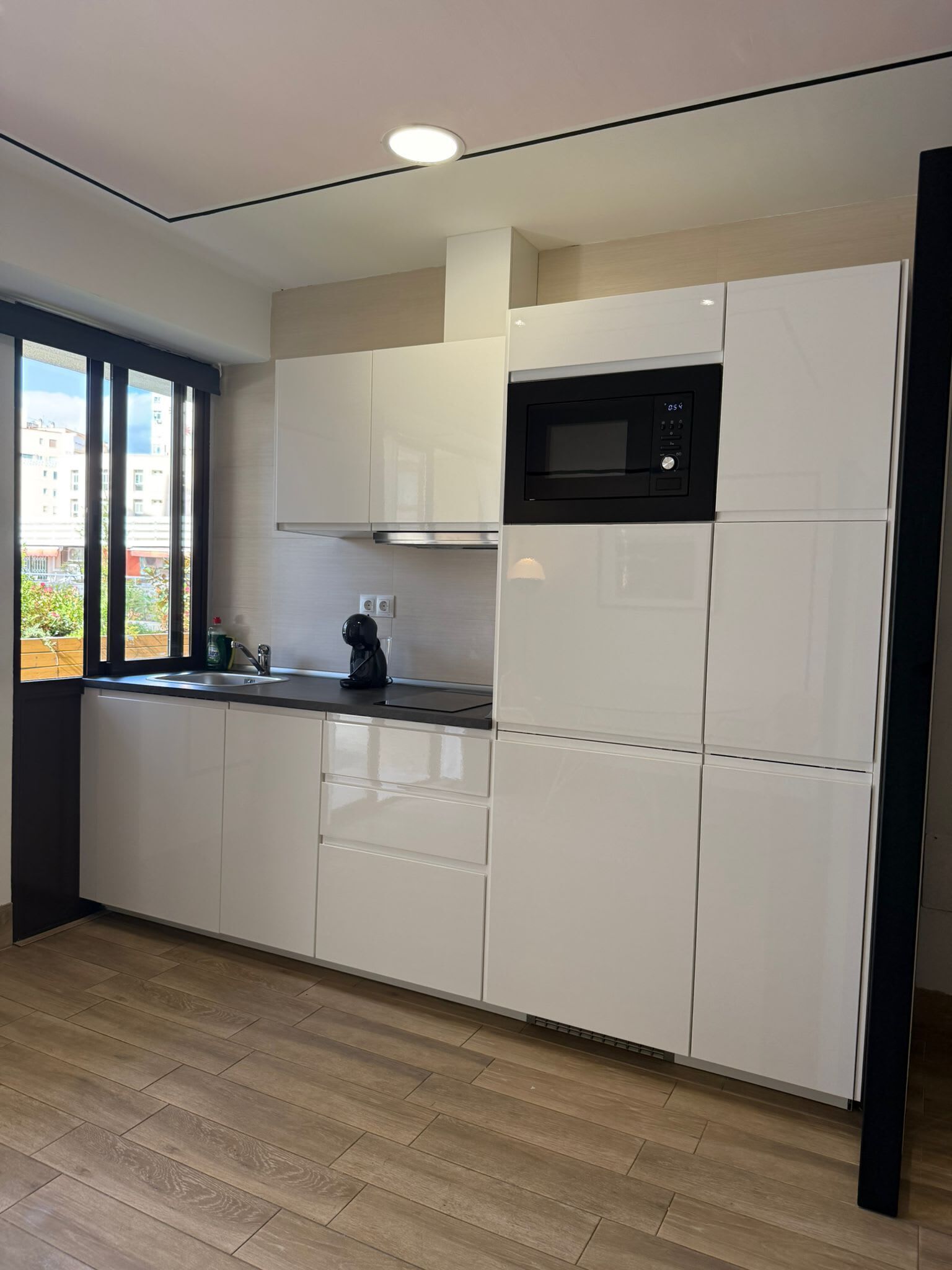 Een koelkast, een magnetron, een oven, een koffiezetapparaat/waterkoker