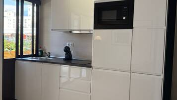 Een koelkast, een magnetron, een oven, een koffiezetapparaat/waterkoker