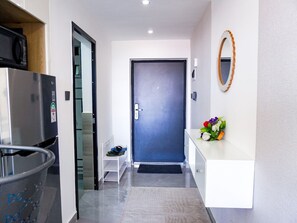 办公桌、笔记本电脑工作区、免费 WiFi