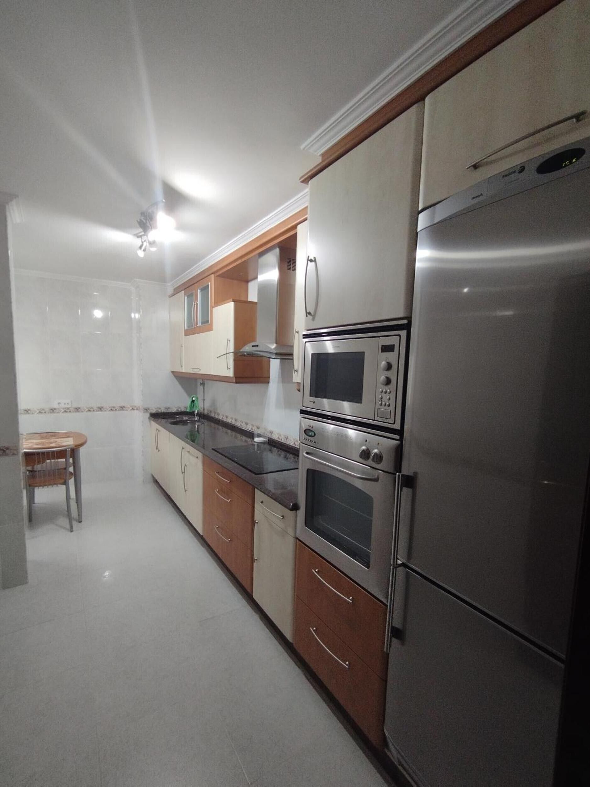 Refrigerador, microondas, horno y cafetera y tetera 