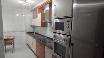 Refrigerador, microondas, horno y cafetera y tetera