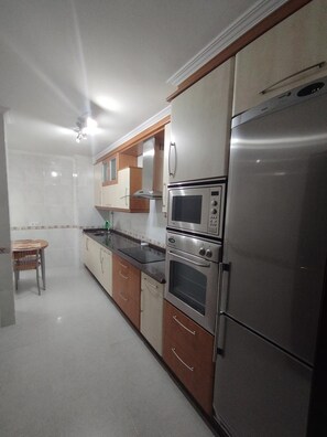 Kühlschrank, Mikrowelle, Ofen, Wasserkocher mit Kaffee-/Teezubehör