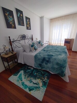 3 habitaciones, tabla de planchar con plancha, wifi y ropa de cama 