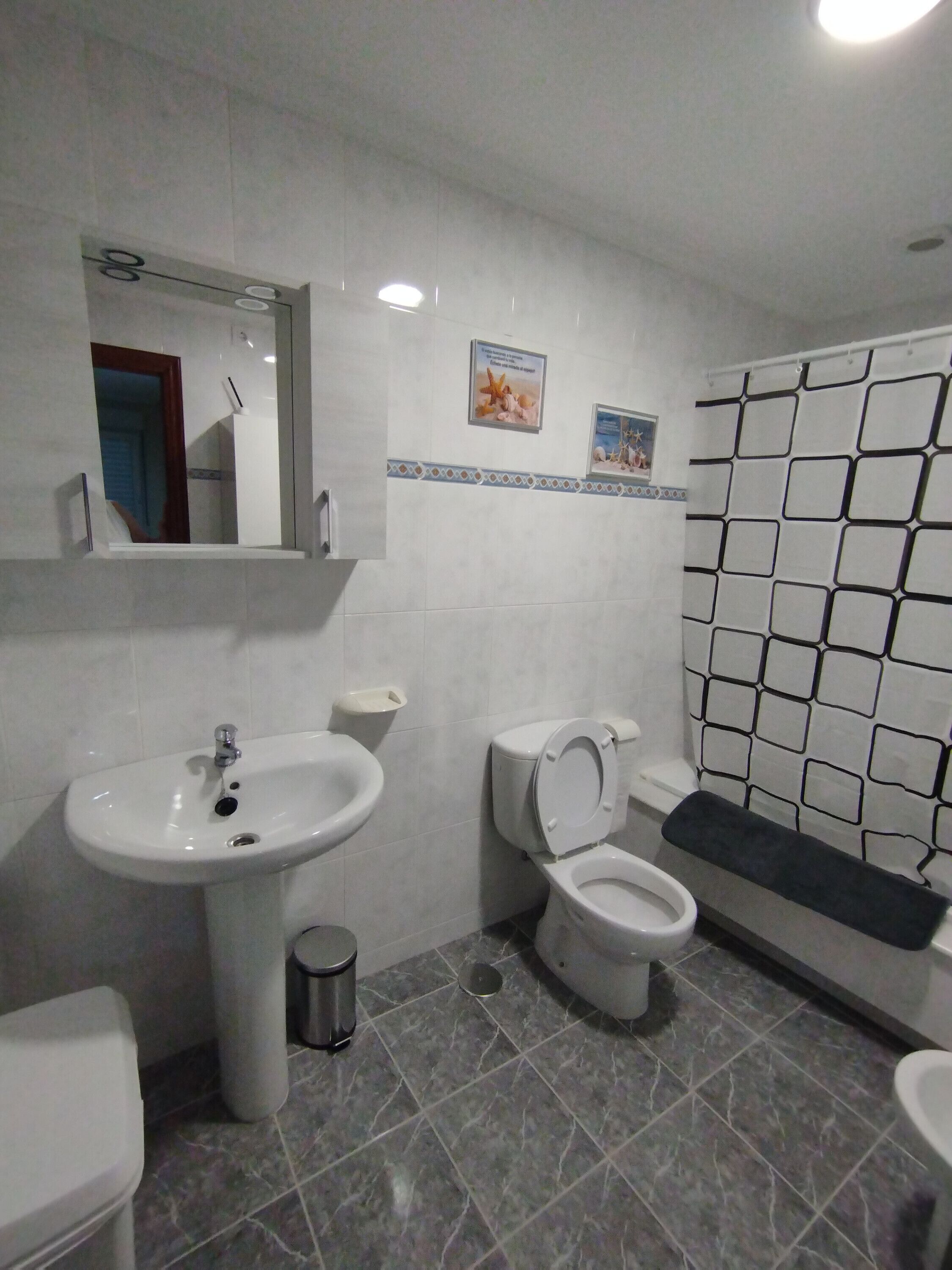 Ducha, secador de pelo y toallas