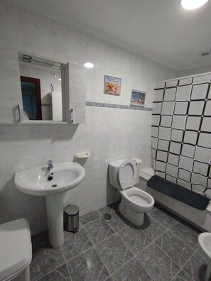 Suihku, hiustenkuivaaja, pyyhkeet